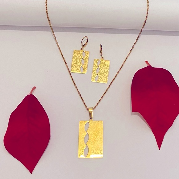 New Gold plated 18 carat durable earrings and necklace set - Picture 1 of 4